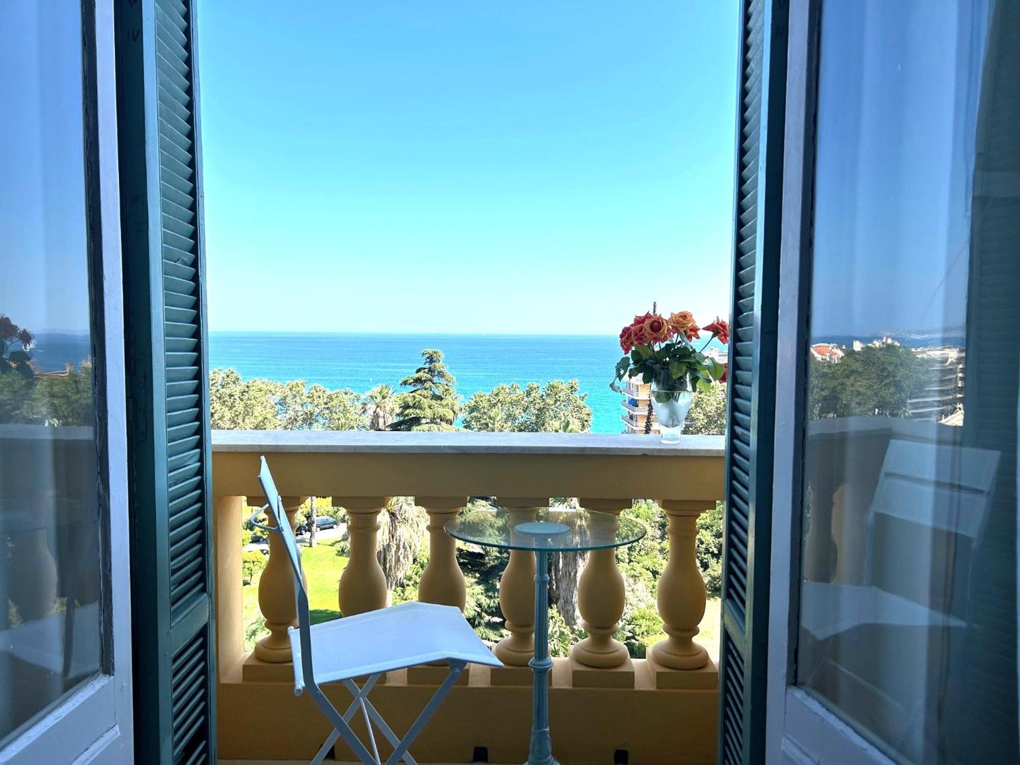 Superbe De 100m2 Face A La Dans Un Ancien Palace * Menton