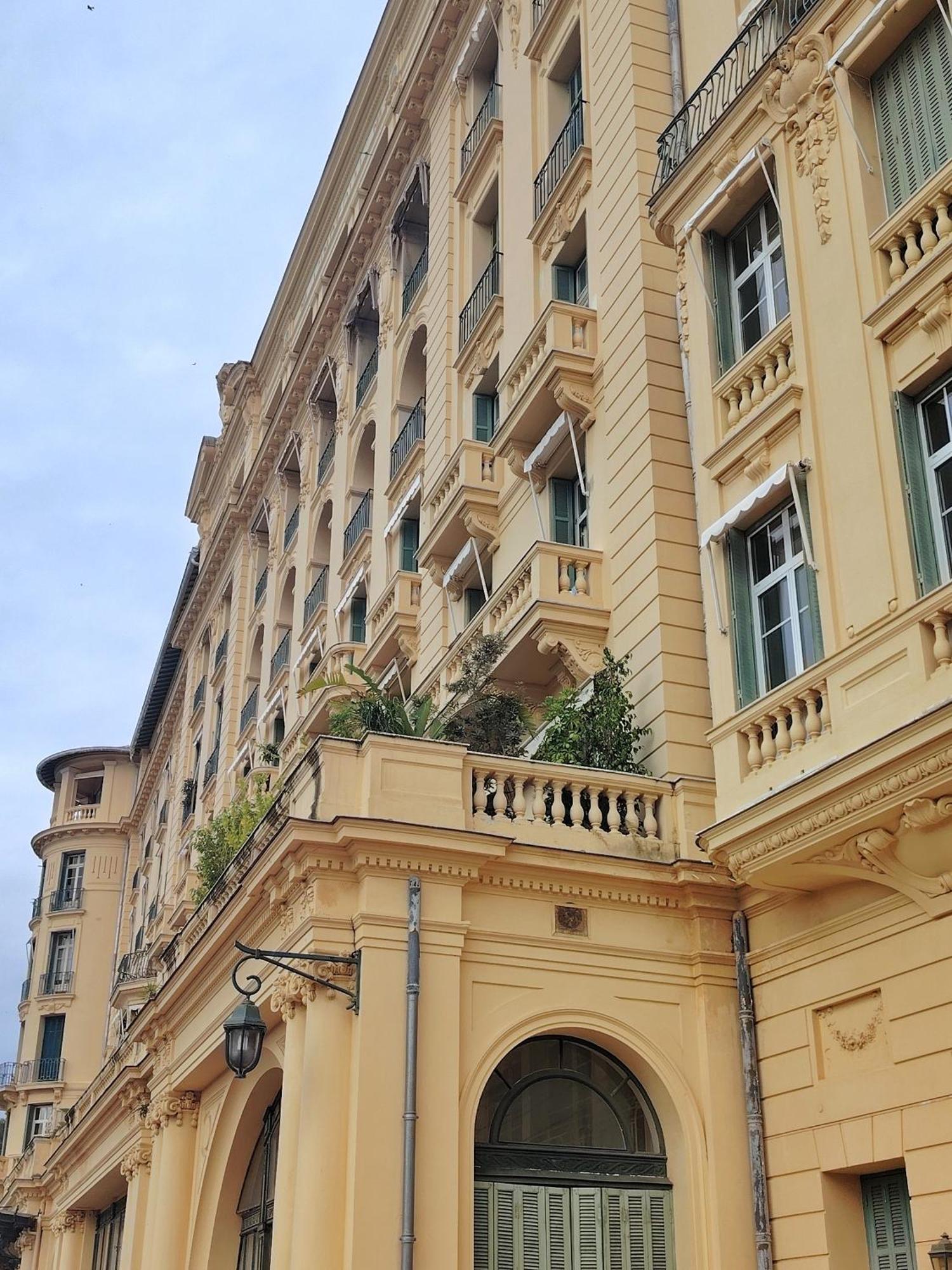 Superbe De 100m2 Face A La Dans Un Ancien Palace Appartement Menton